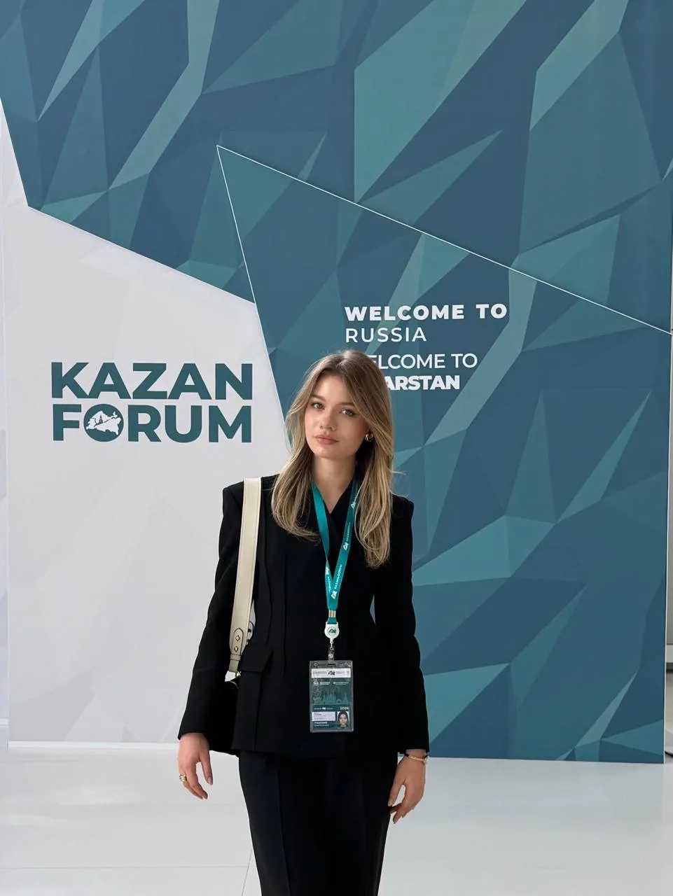 Активистка Экономического клуба МГИМО OECONOMICUS им.А.В.Макаренко Амина Хасянова приня...