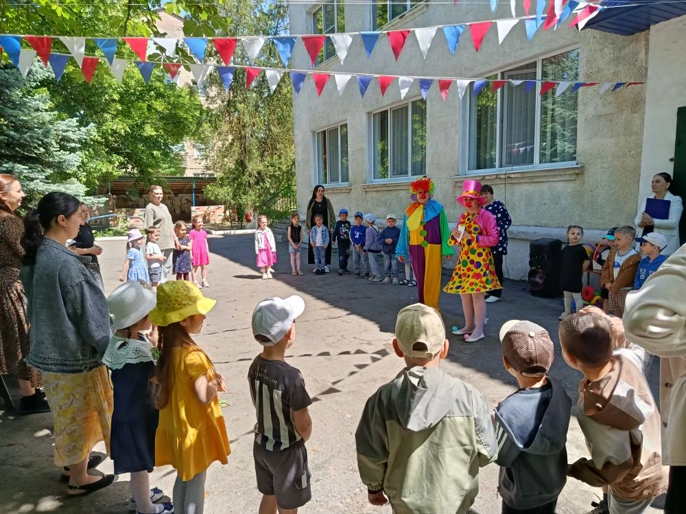 Сегодня 1 июня наш детский сад отмечает "День защиты детей"