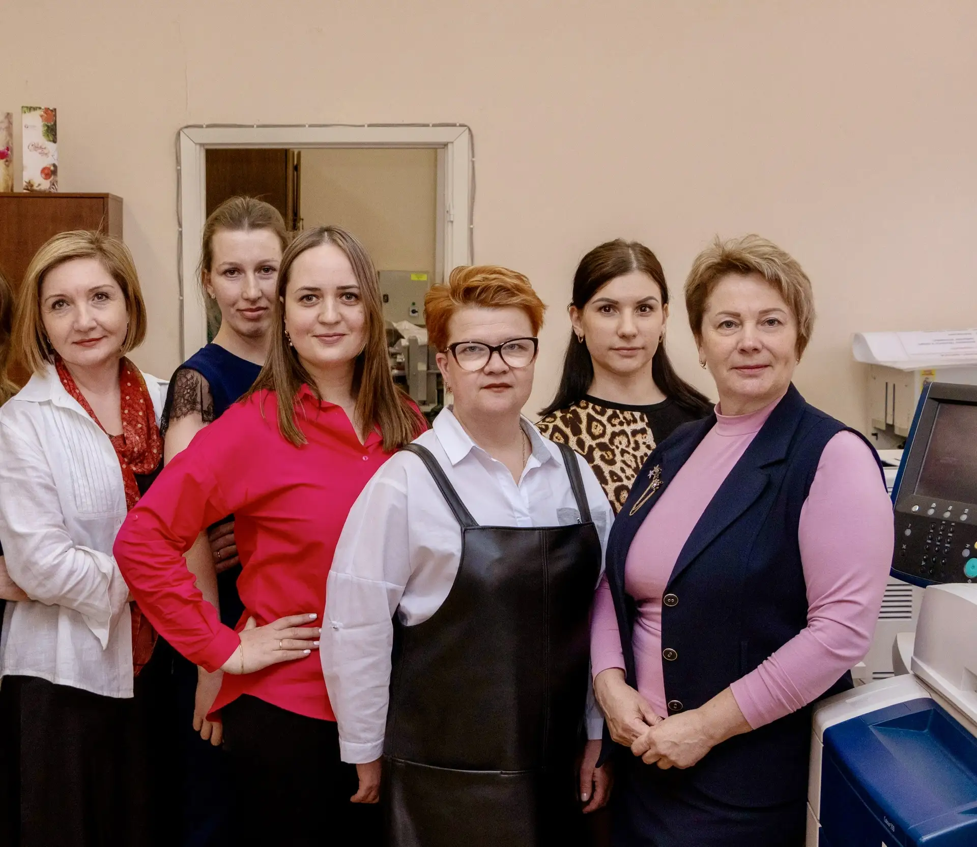 На фото - сотрудницы нашего полиграфического центра.