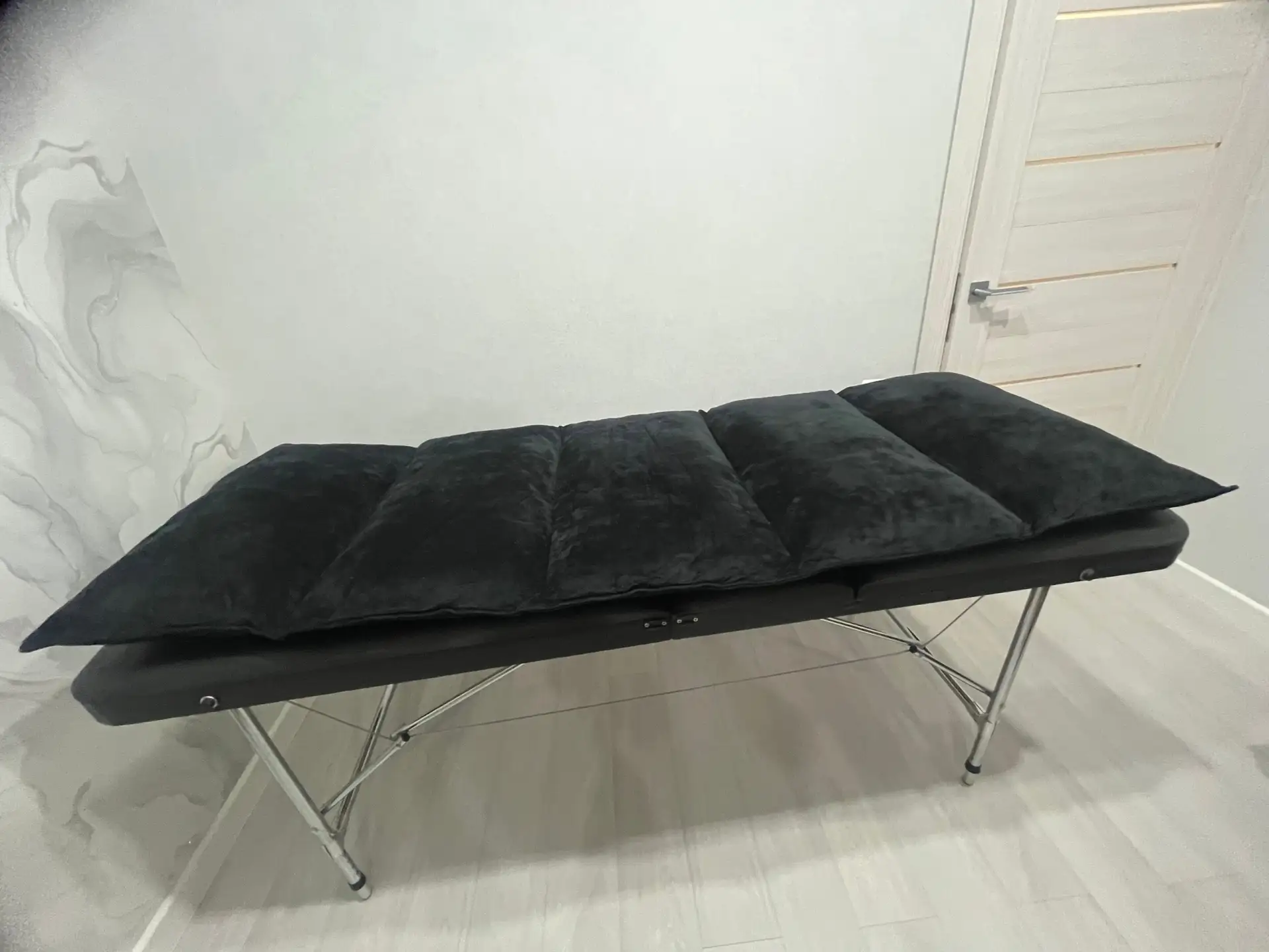 Продам кушетку с аксессуарами (в стоимость входит: кушетка++матрас+валики)