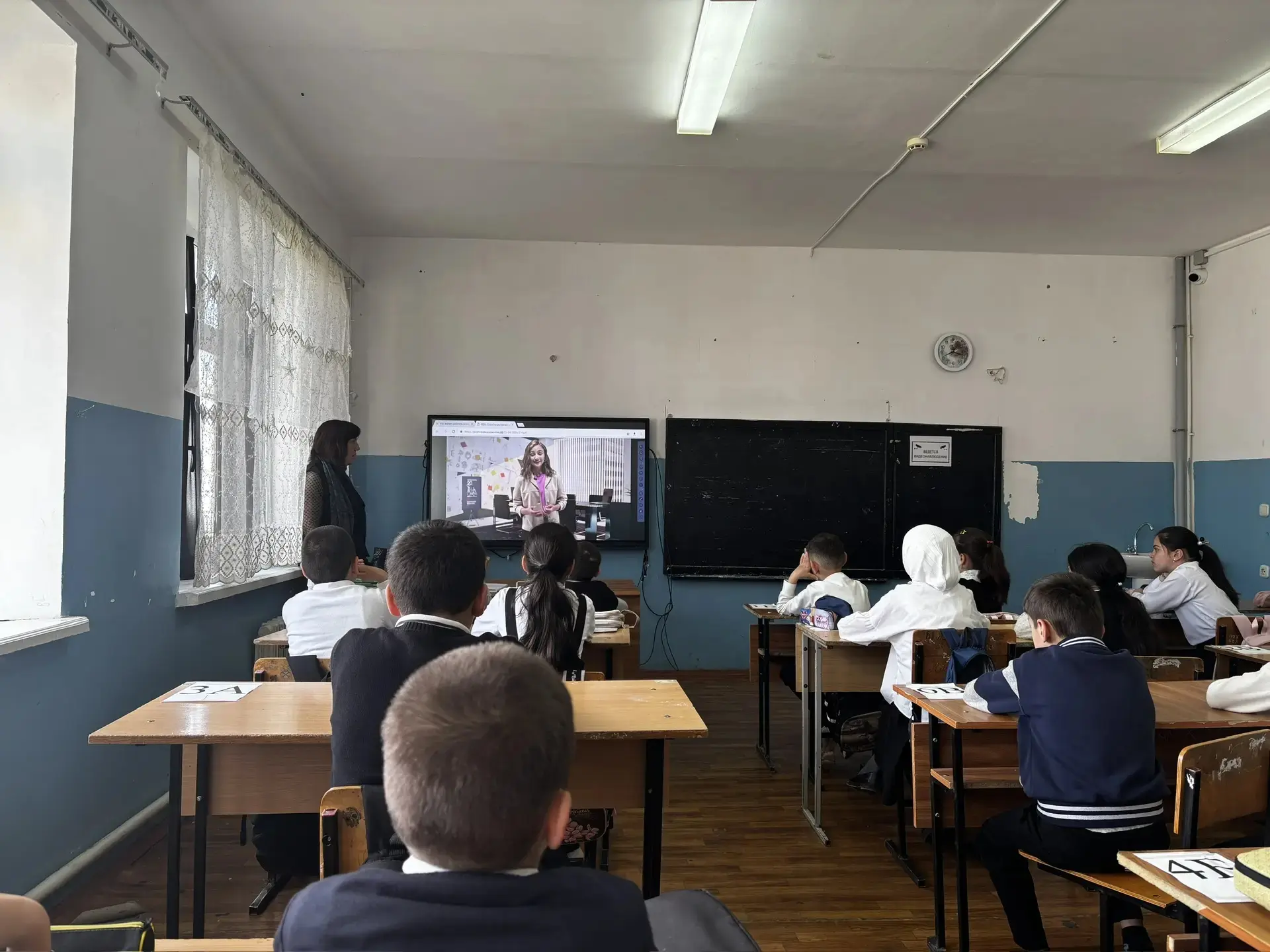 Сегодня  27 апреля в школе прошли  «Разговоры о важном» на тему " Как работать в команде?"