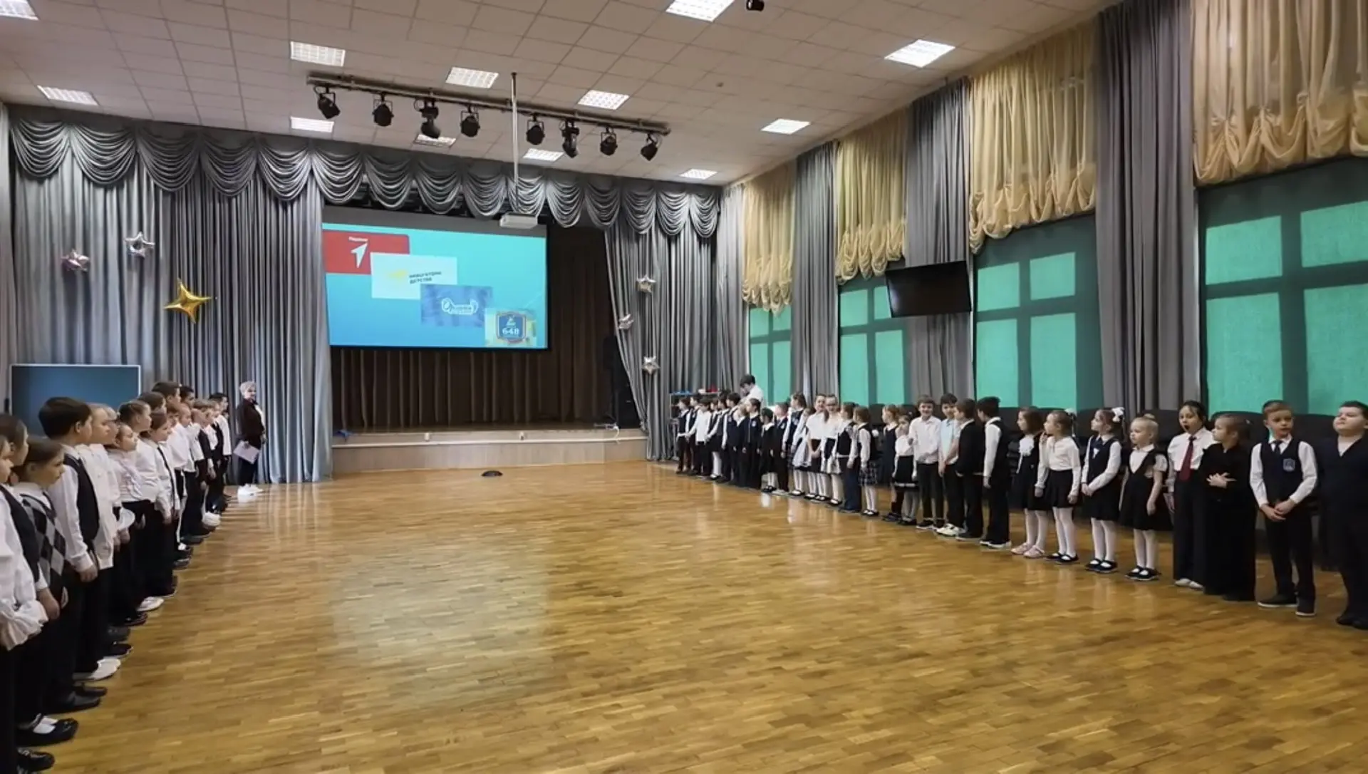 🇷🇺 ТОРЖЕСТВЕННОЕ ПОДНЯТИЕ ФЛАГА  В понедельник прошло традиционное торжественное поднятие флага Росс