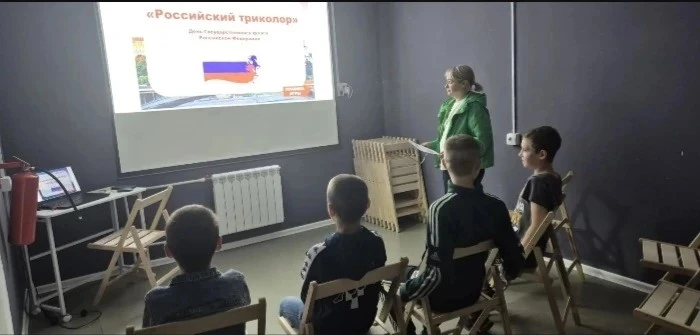 В преддверии Дня государственного флага России в Краеведческом музее прошла патриотичес...