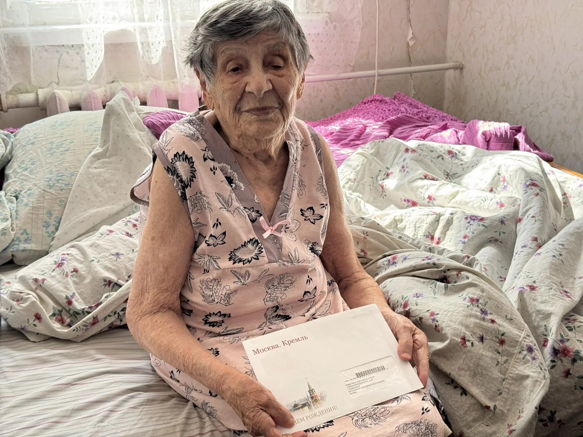 Трогательный момент: ученики ГБОУ ЛНР «Ровеньковский учебно-воспитательный комплекс им....