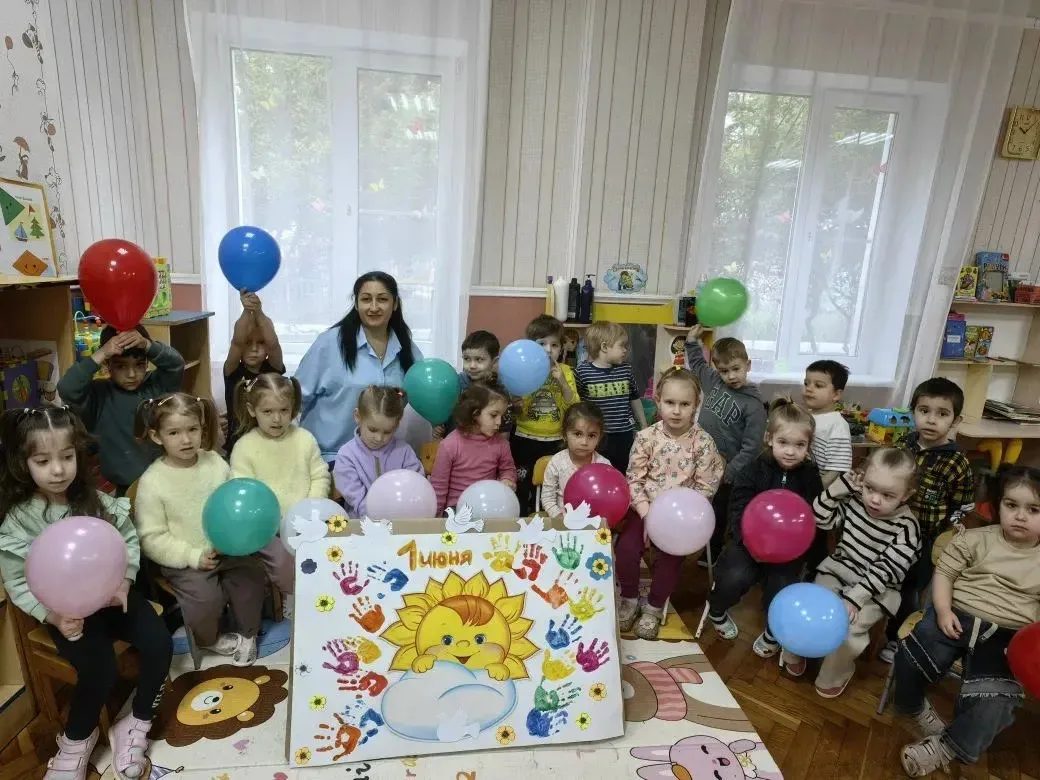 Первого июня наступило лето,