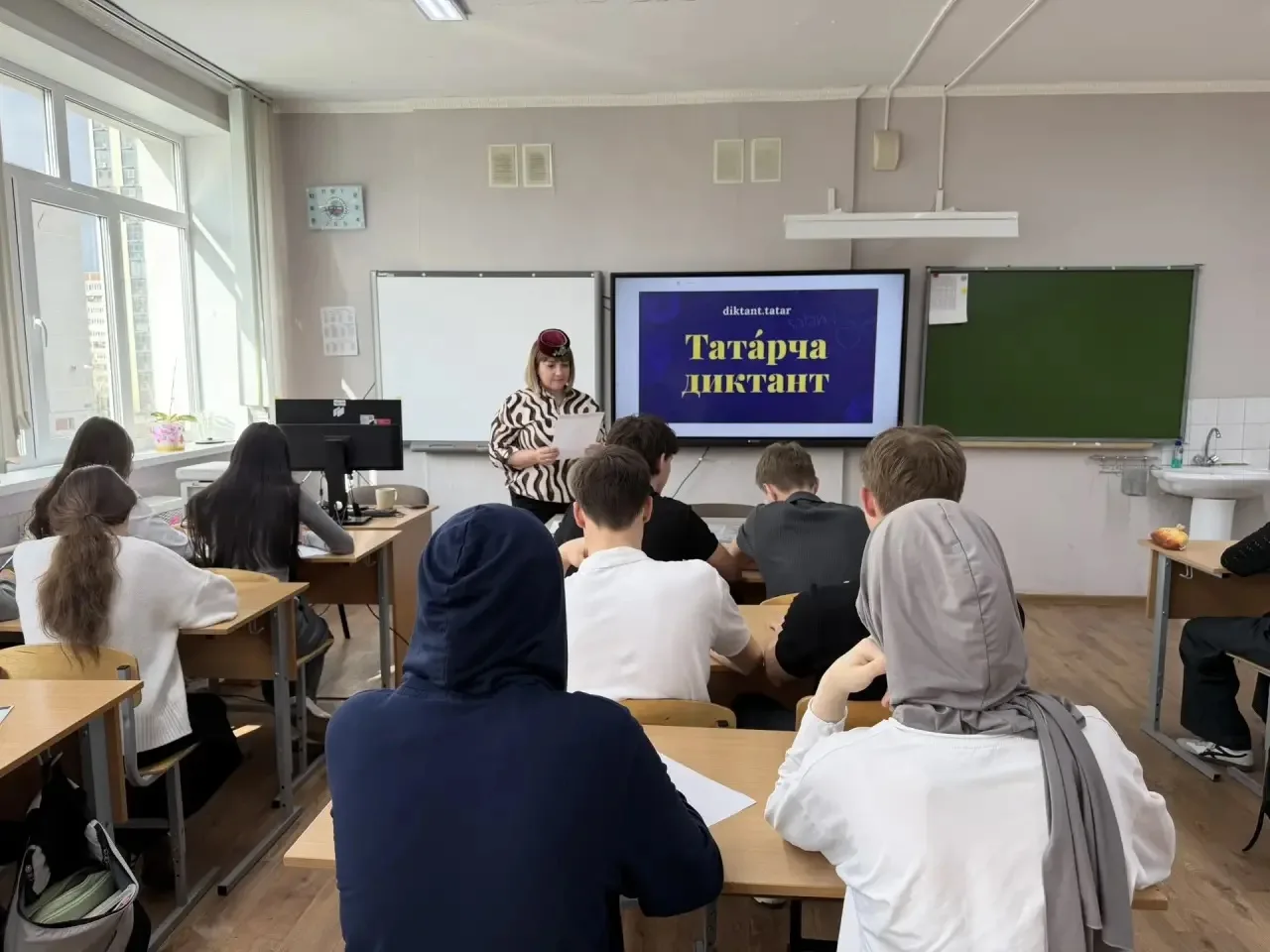 ✍🏻25 апрель көнне безнең гимназиябездә, дөньяның күп кенә мәйданчыкларындагы кебек үк, «Татарча дикт