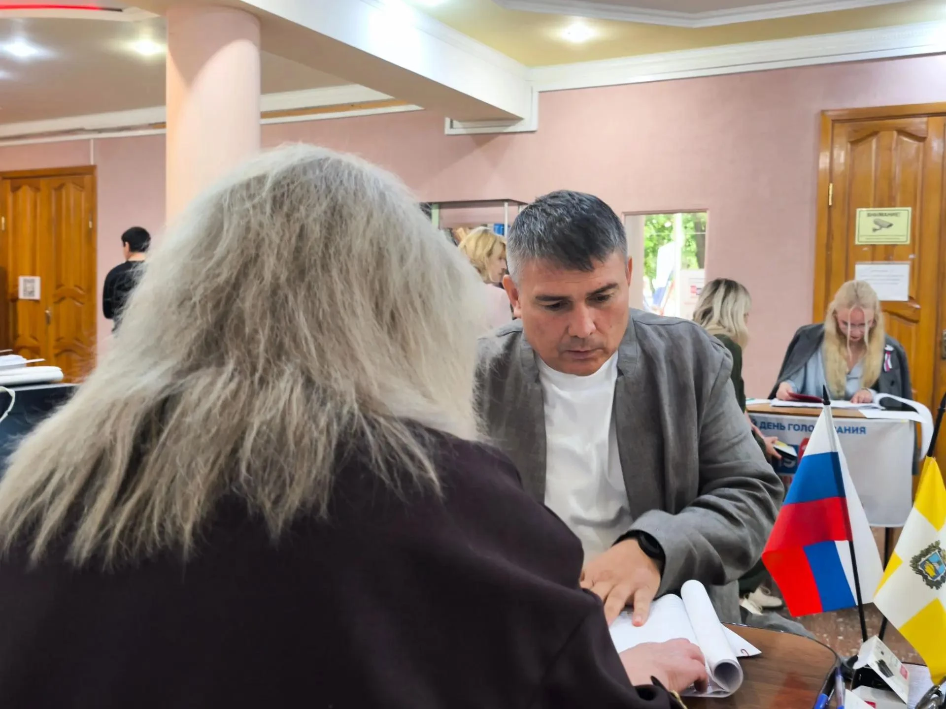 В городе открылись избирательные участки. Идут выборы в Государственную Думу и Думу Ста...