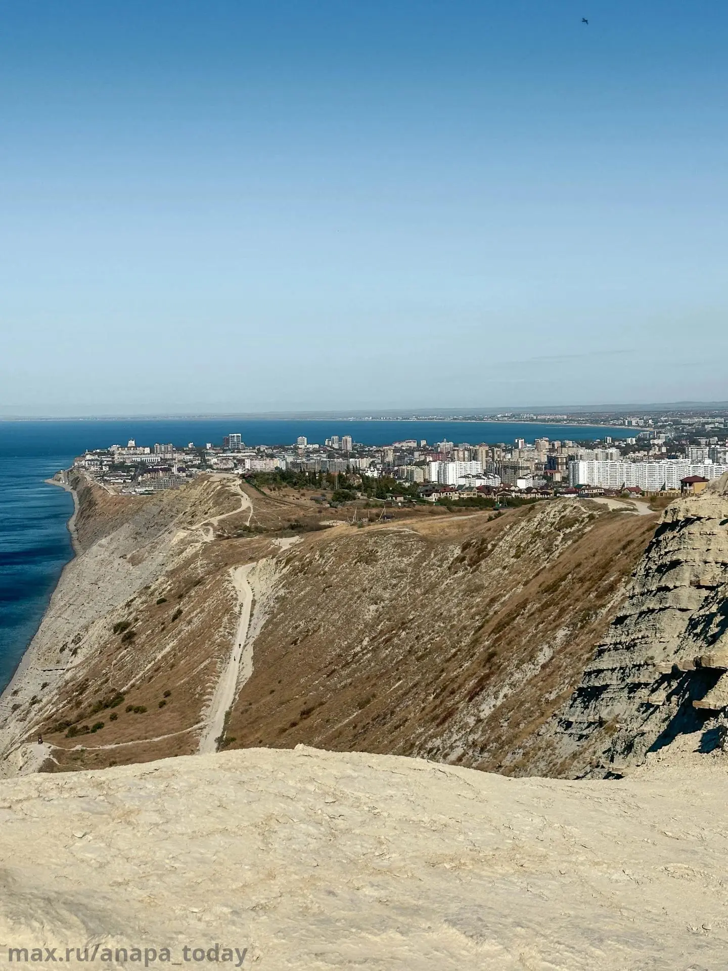Ласточкины гнёзда в лучах октябрьского солнца☀️