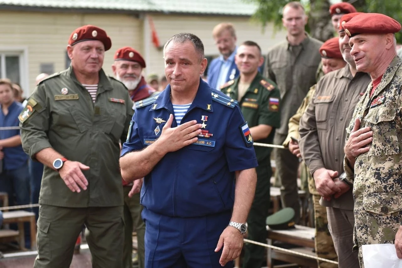 Герой России, подполковник Александр Кузнецов (Ратибор) в качестве почетного гостя на к...