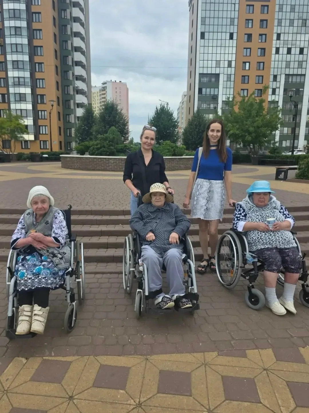 Дождь вносит коррективы в наши планы. Но ничего! Мы сегодня многое успели. Одни гуляли ...