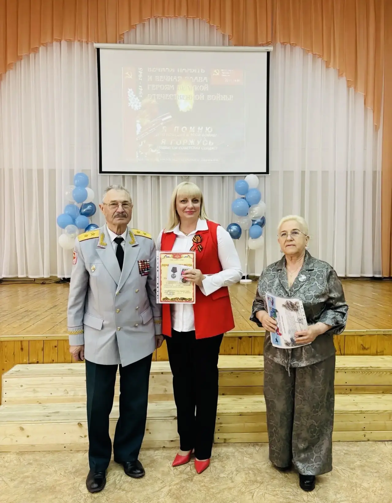 🇷🇺🤝 ДОБРЫМ ДЕЛАМ НЕ ПОМЕХА И ВОЗРАСТ 💙  В гостях у #школа49 — волонтёры «9 Роты» и СРОО ВБД «Континг