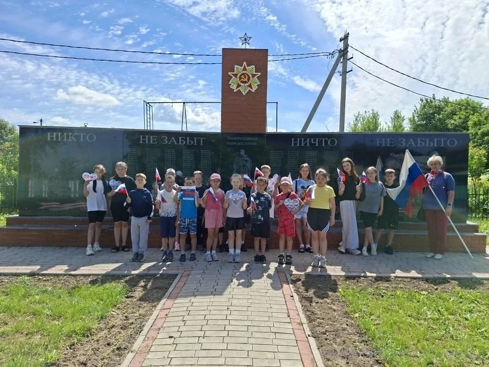 Сегодня в лагере состоялась краеведческая экскурсия по Новоторьяльскому округу. 
🎗️Дети возложили ц