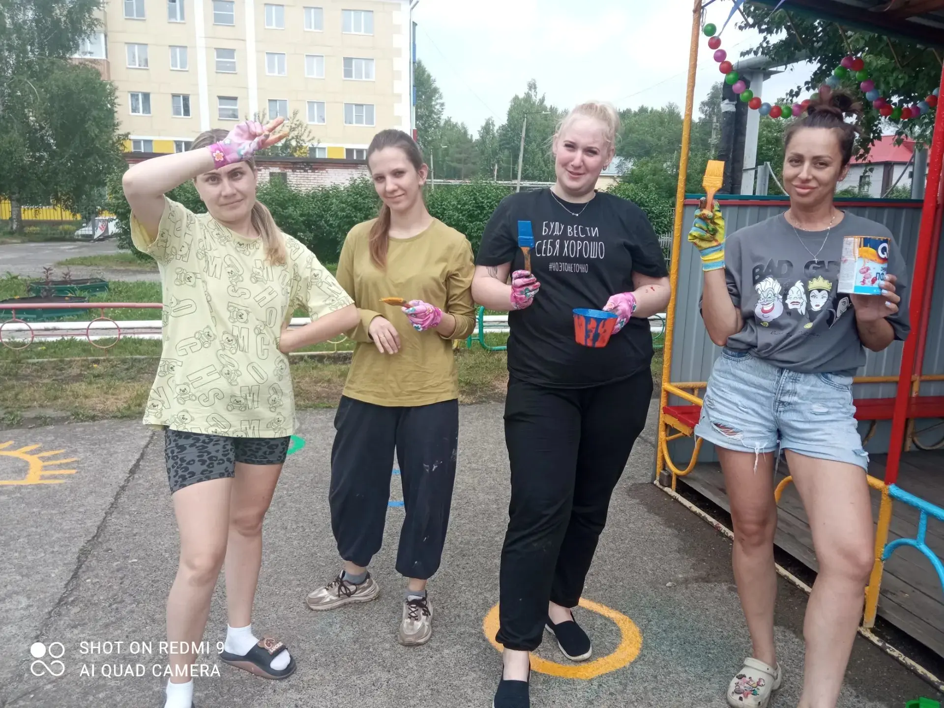 Благодарим за помощь родителей первой младшей группы "Ягодка"! 👍
Сегодня они покрасили малые формы,