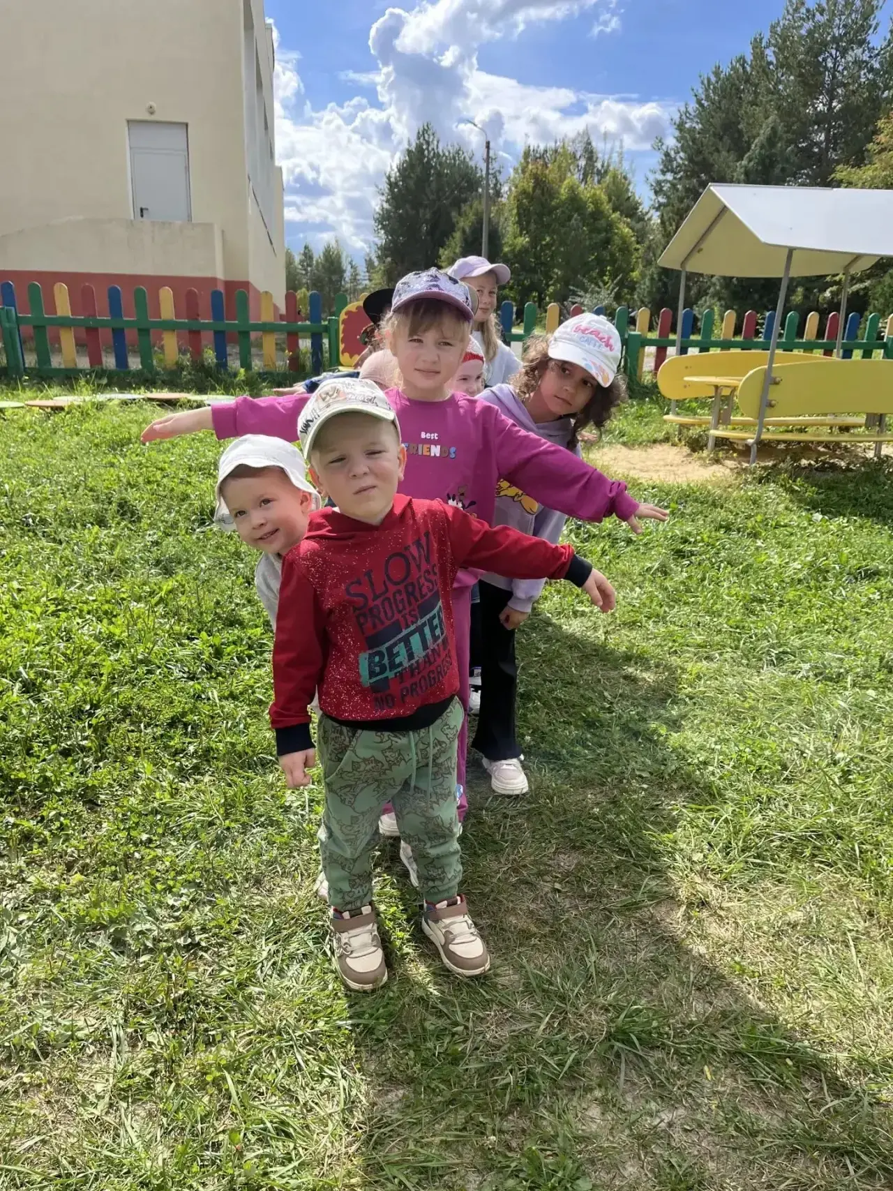 «Мы по садику гуляли, за природой наблюдали» 🍁 Погода на этой неделе выдалась теплая и...