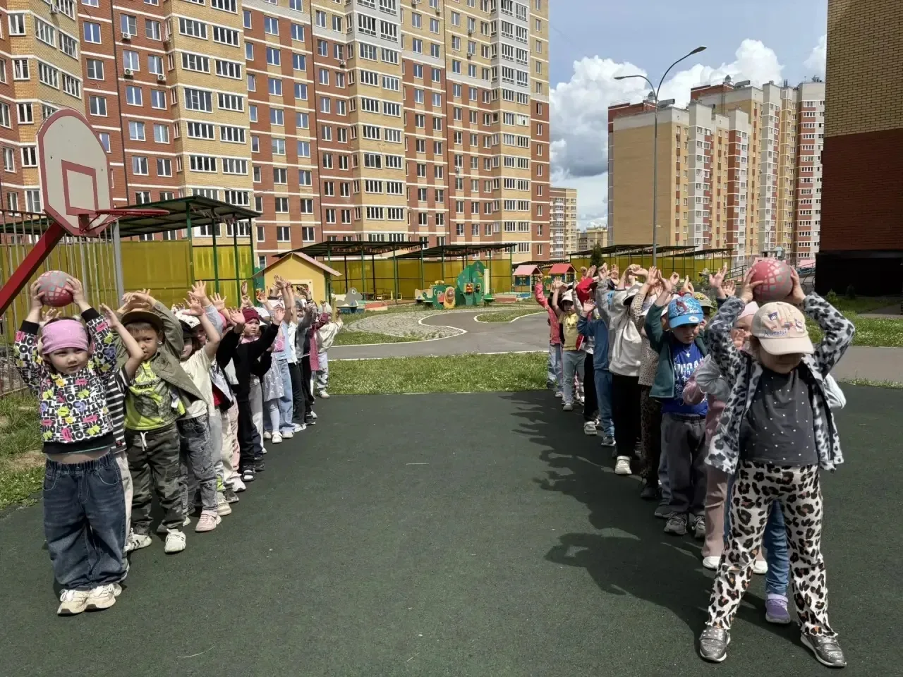 Сегодня на спортивной площадке детского сада прошло весёлое и энергичное мероприятие - «Эстафеты: «Б