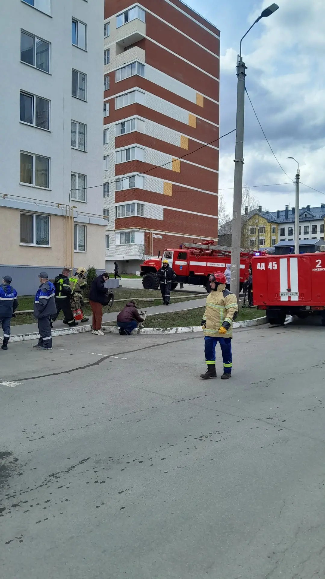Жители из подъезда эвакуированы в противогазах