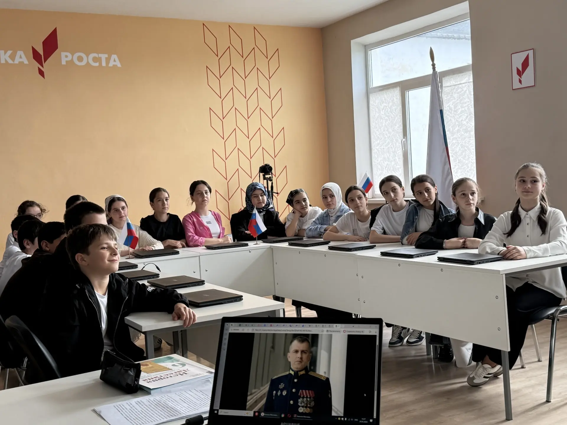 Сегодня в 6 «б»  классе учитель истории Абусавова А.М. провела патриотический урок «ВОВ...