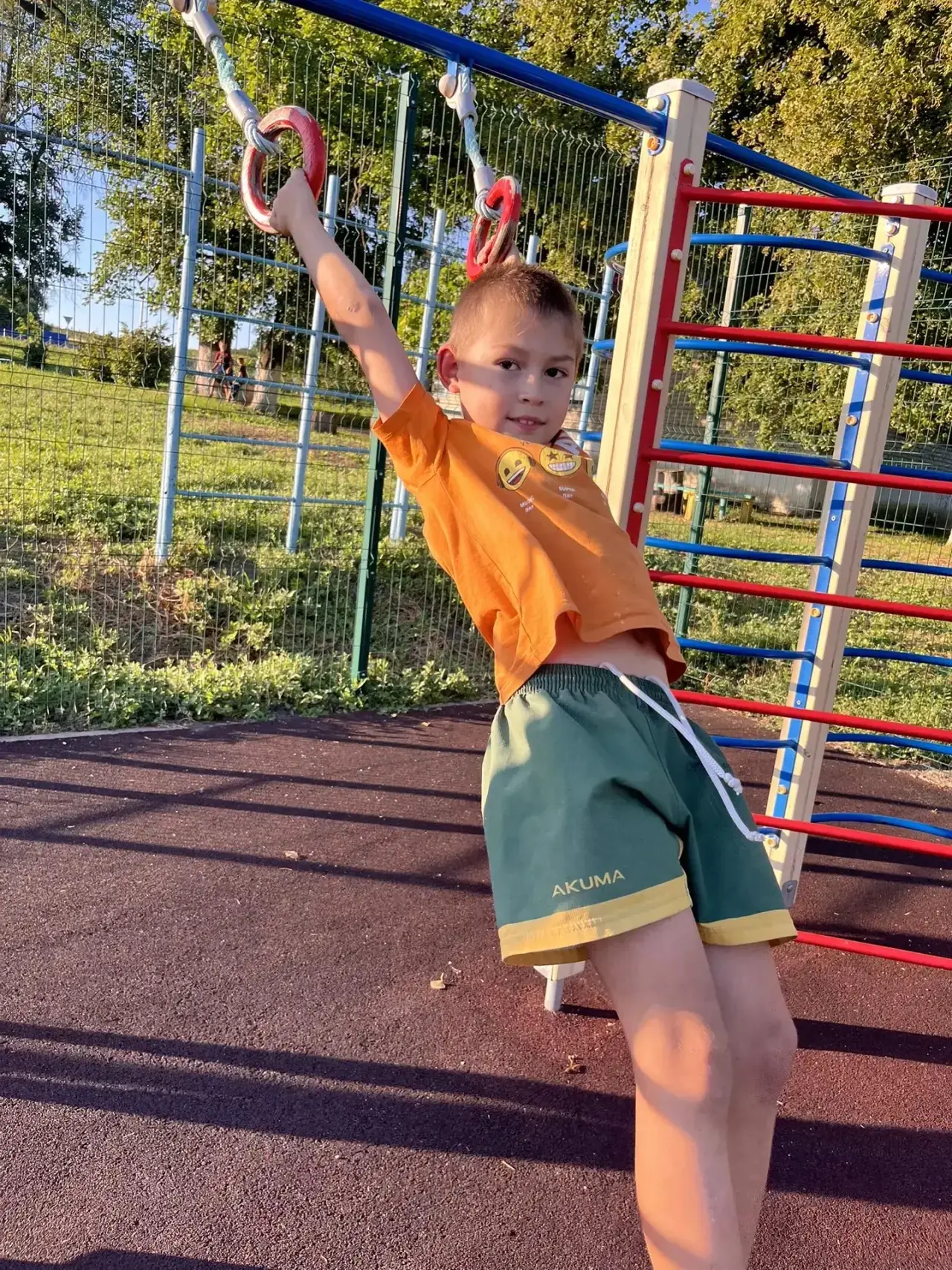 Лето на школьной площадке🤾‍♀️ – это не только игра, но и важное время для социализации...