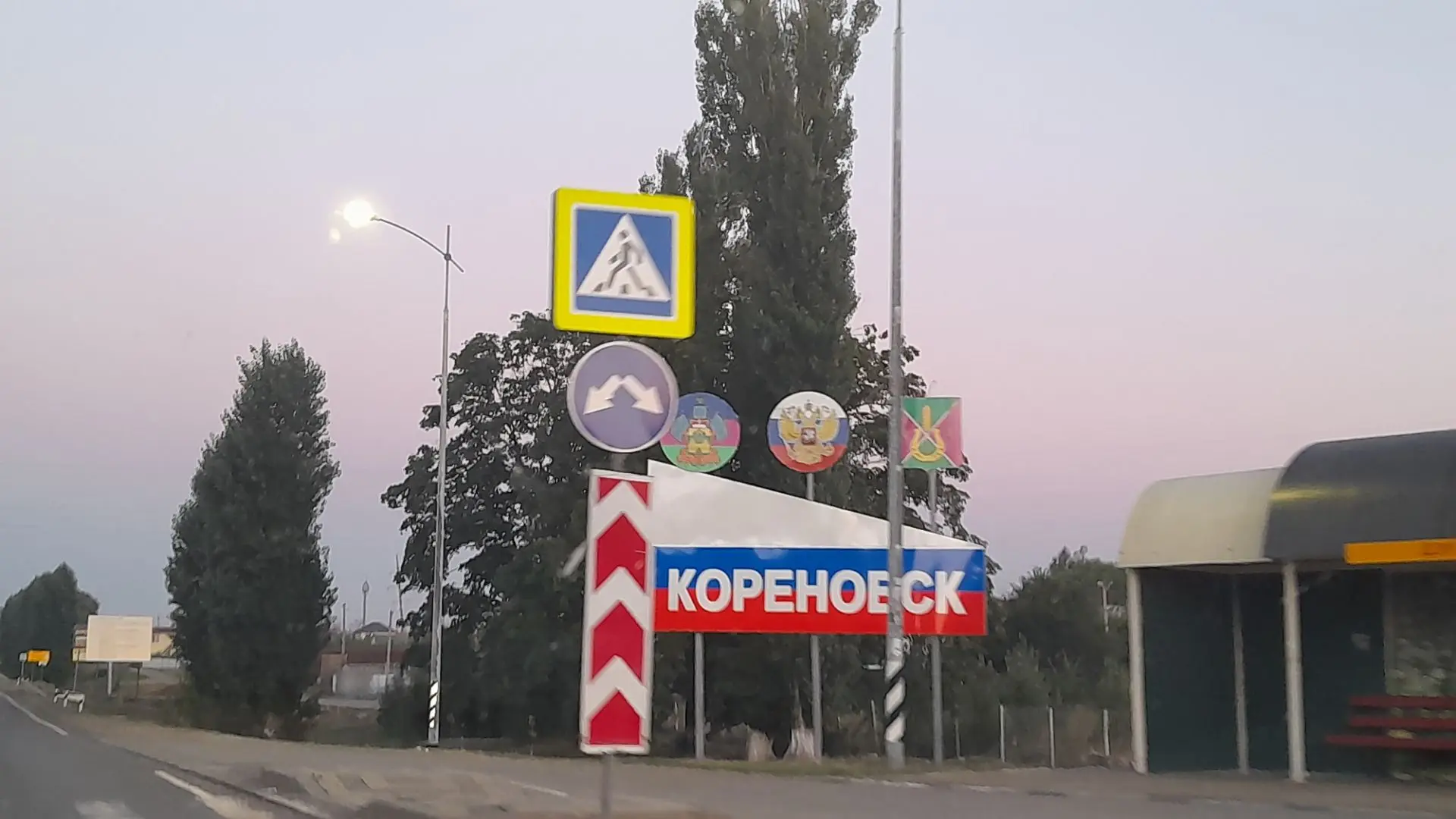 Розовое небо, тихая трасса, фонари, которые один за собой зажигаются вдоль дороги… Есть...