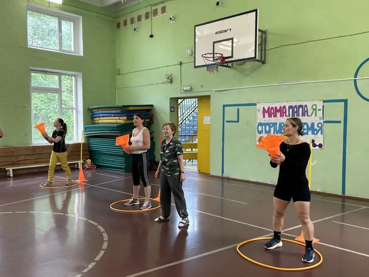 В ДЕНЬ СЕМЬИ - НА СПОРТЕ  Утро субботы в нашей школе началось с яркого спортивного праздника  «Папа,