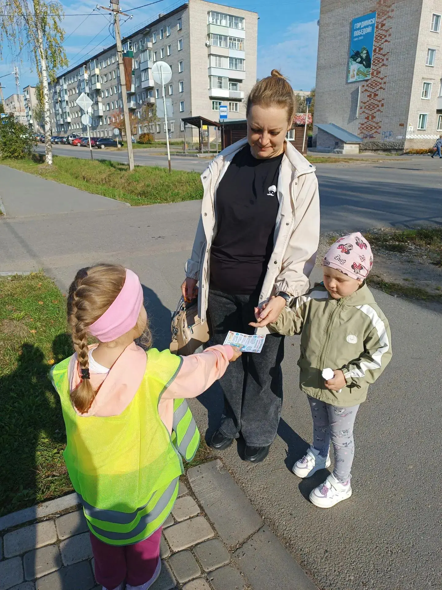 Маленький патруль на страже безопасности: отряд ЮИД вышел на улицу города