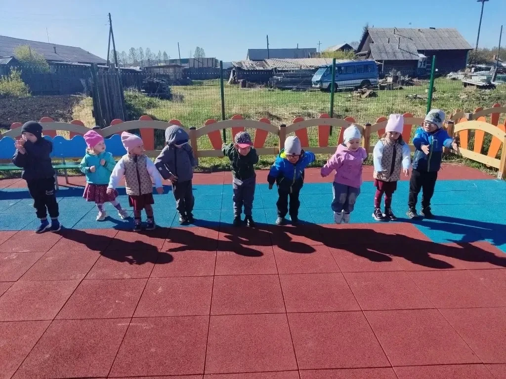 Утром солнышко встаёт,