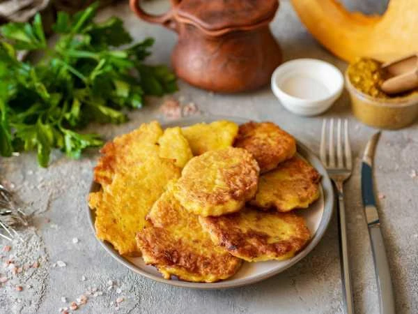 🥧 Постные драники из тыквы.  Ингредиенты:  • Тыква очищенная – 400 г • Мука – 3 ст. л. • Соль – 1/2 