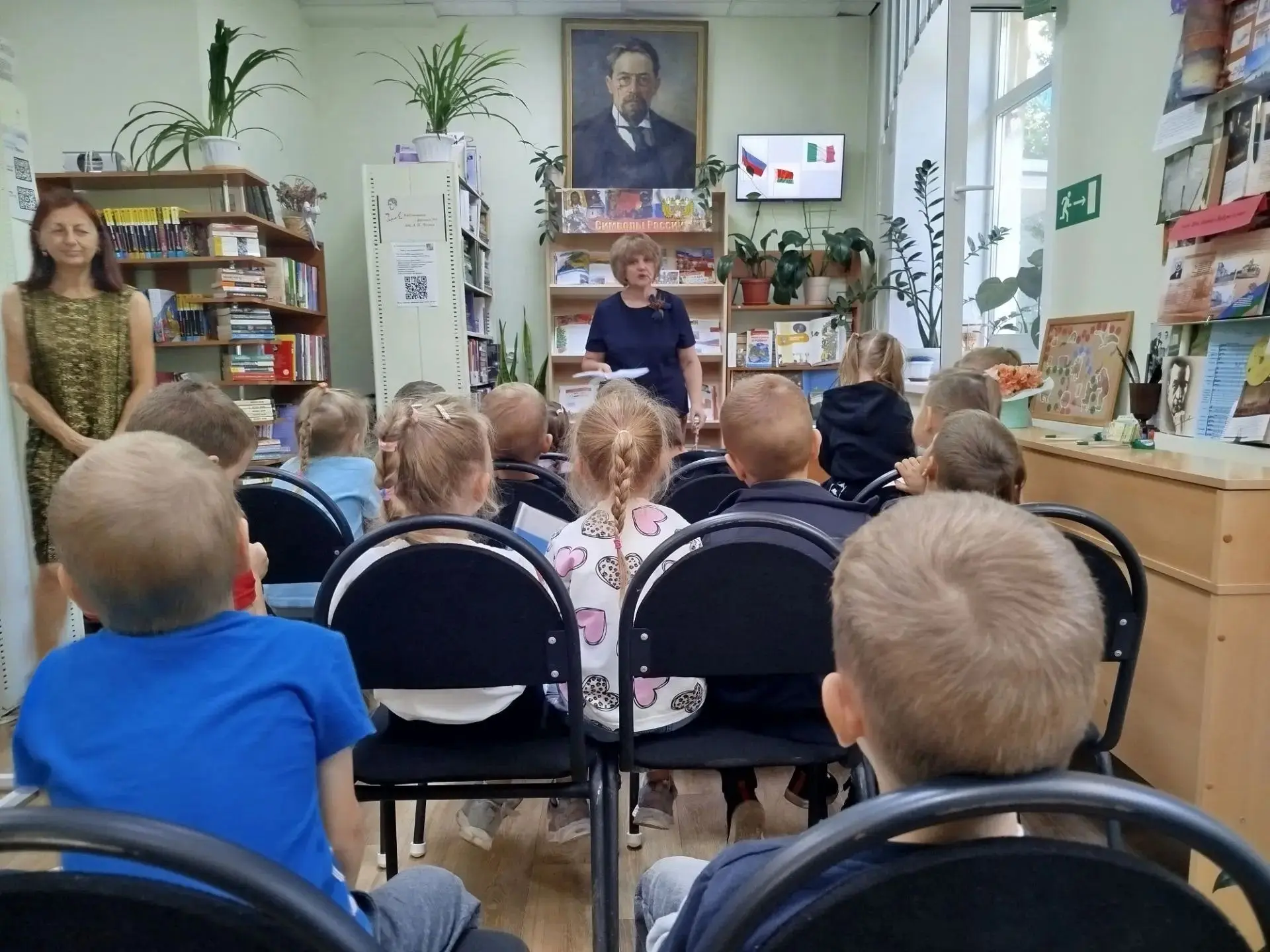 🇷🇺 Три цвета Родины: наши воспитанники в гостях у библиотеки №5 им. А. П. Чехова!