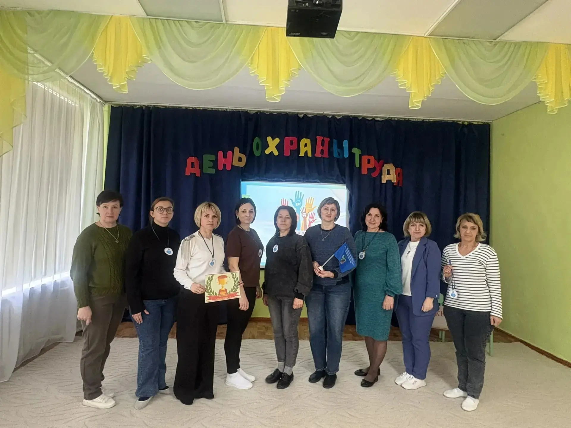 "В ДОУ между сотрудниками детского сада был проведен КВН. Соревнование проходило между ...
