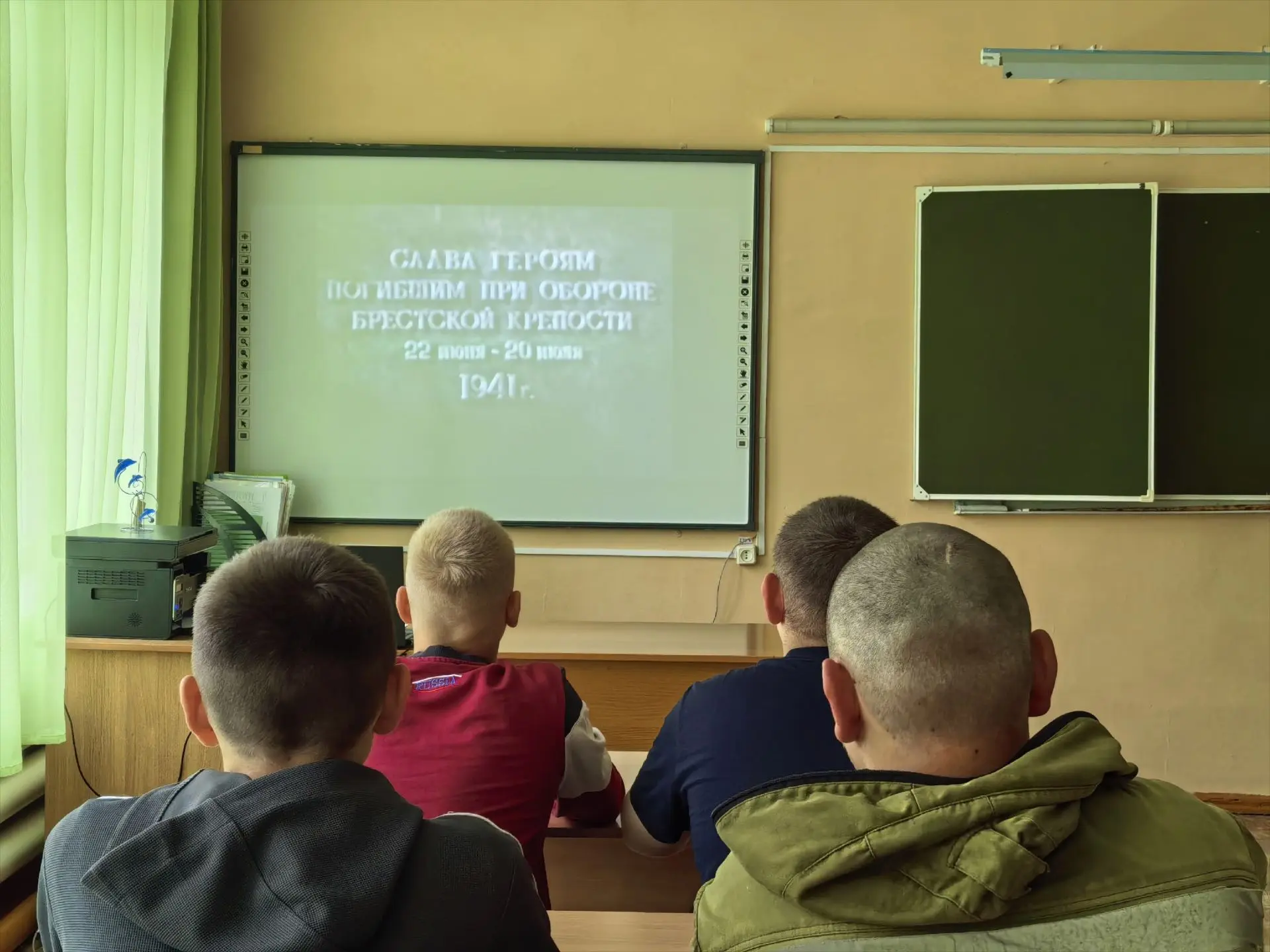 В рамках патриотического воспитания и Дня памяти и скорби был организован показ и обсуждение художес