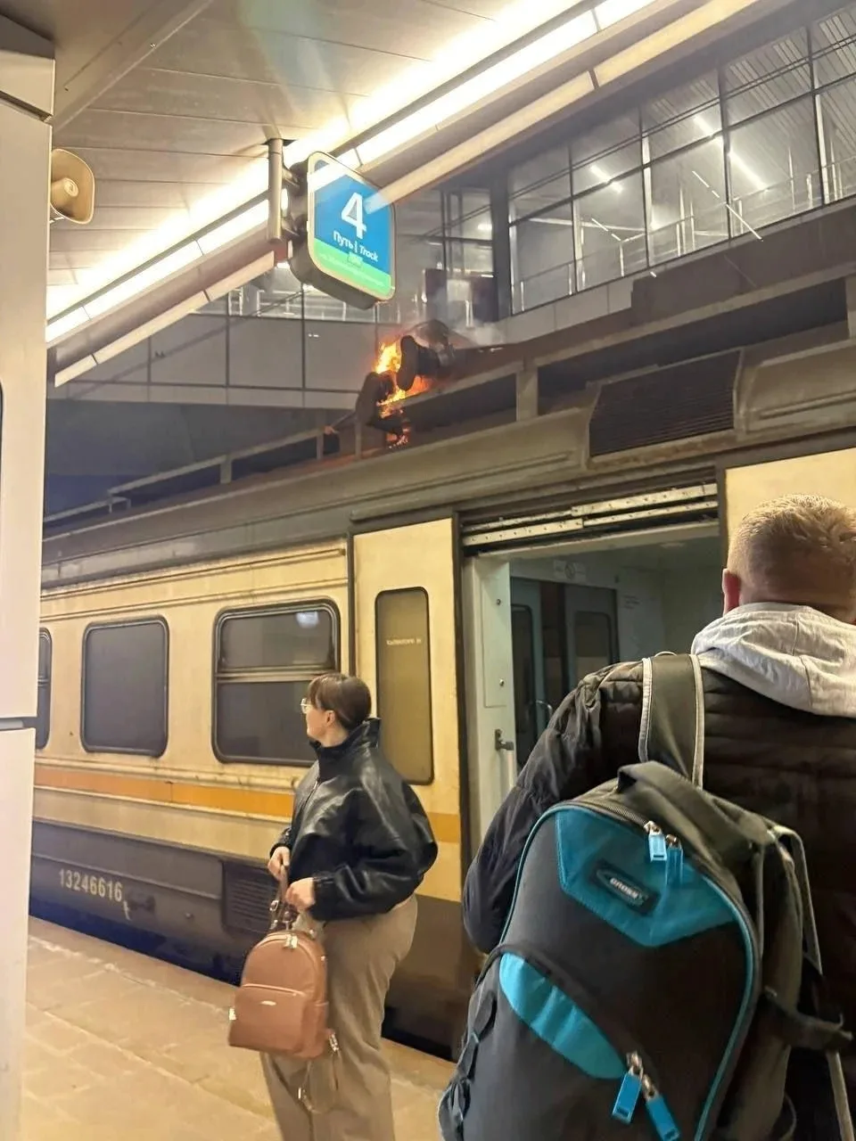 ️ 🤯 14-летний зацепер сгорел заживо на крыше электрички в Москве
Данил вместе с друзьями катался на