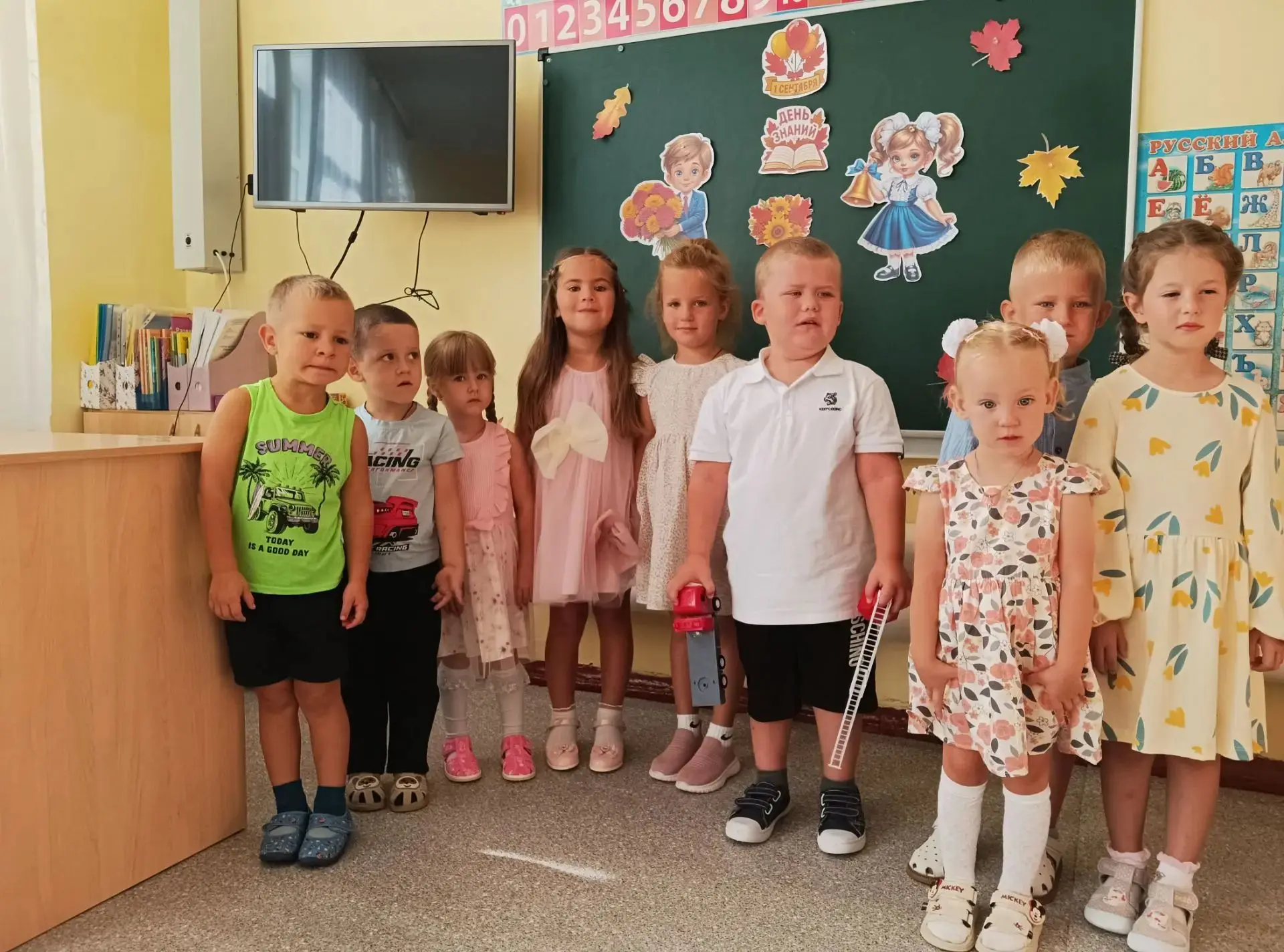 Сегодня 1сентября в нашем детском саду прошёл праздник " День знаний". Он символизирует...
