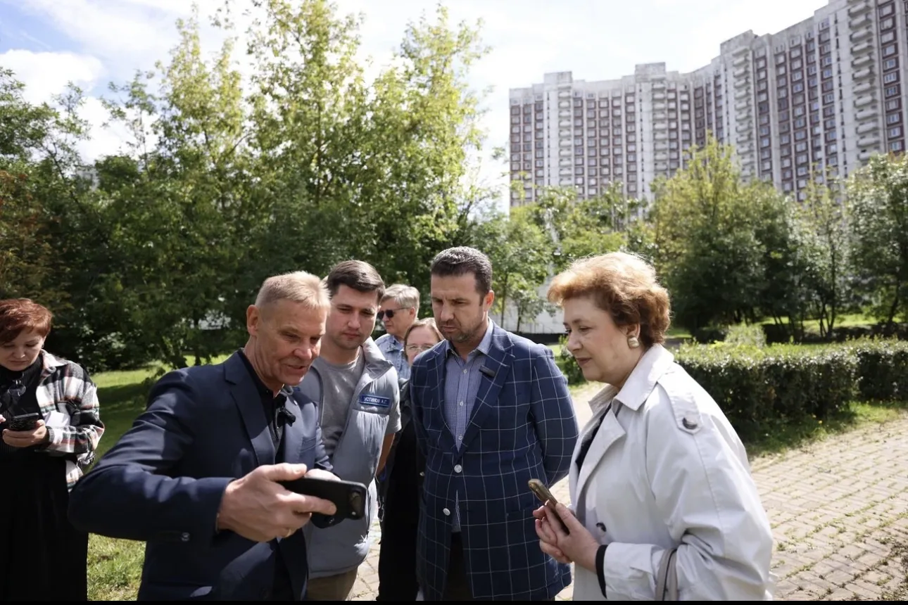 Провели обход территории у дома 5 на Айвазовского с заместителем префекта ЮЗАО В.Ю. Про...