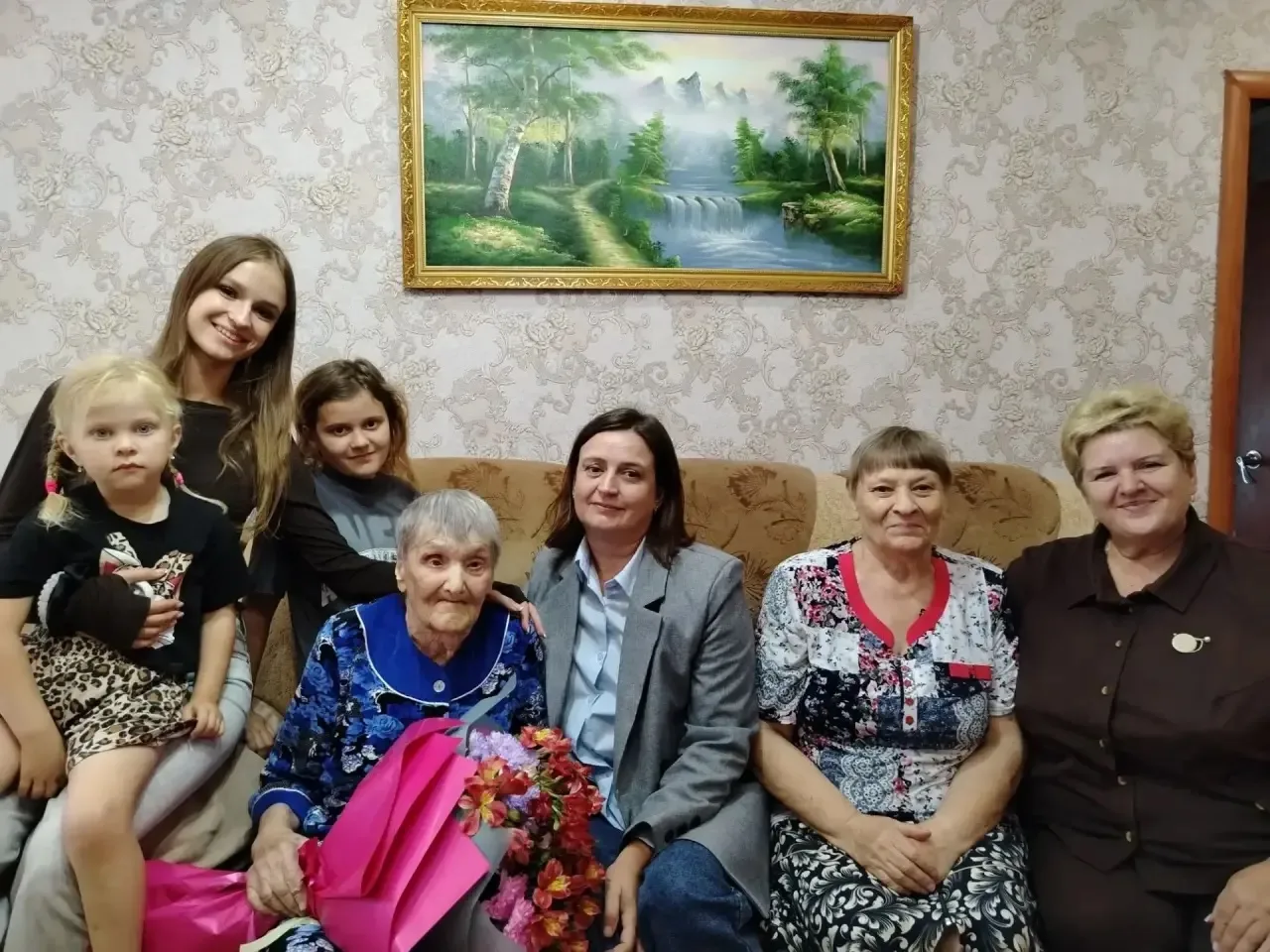 🎉Сегодня свой славный 100-летний юбилей отмечает жительница нашего поселка, Усольцева ...