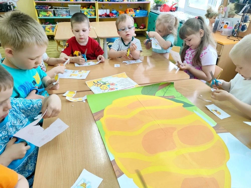 Ж-ж-жужжащие секреты «Почемучек»: как рождается мёд? 🐝🍯

Сегодня в группе «Почемучки» прошло удиви