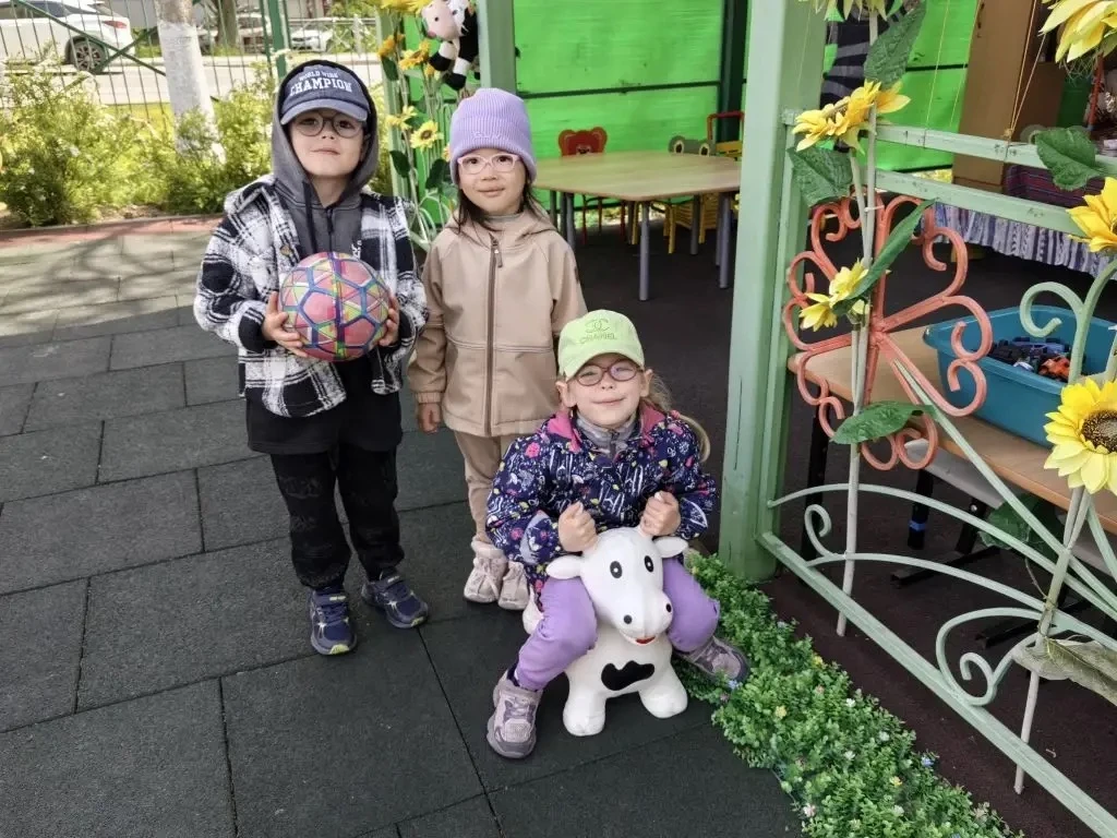 ☀️ К нам пришло лето! Мастер-класс на улице «Выглянуло солнышко» в «Родничке» 🌿

Ура! Мы дождались!