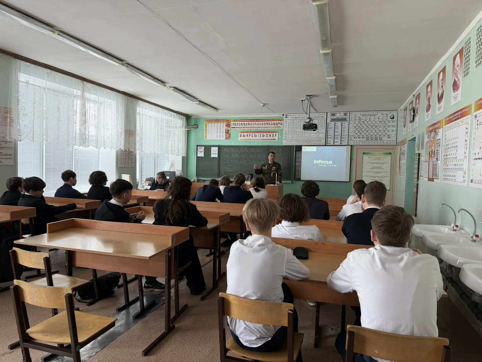 Урок мужества о самом главном из первых уст 🇷🇺  🪖В 8 «В» классе прошел важный и значимый «Урок мужес