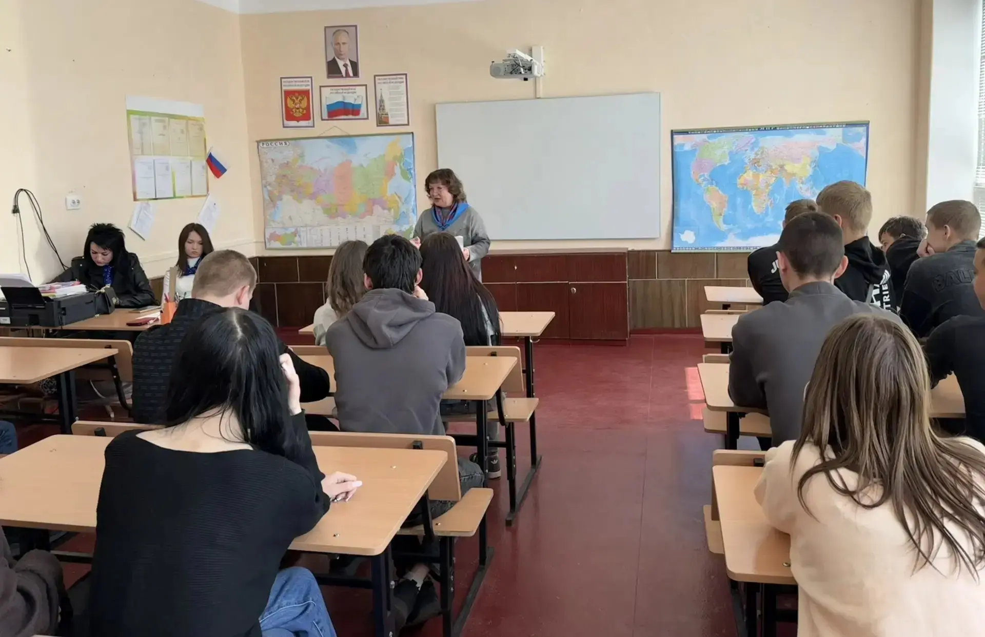 Студенты Днепрорудненского профессионального лицея приняли участие в уроке финансовой грамотности.  