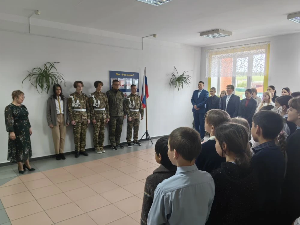 Вот и отгремела последняя в этом учебном году торжественная линейка. Флаг поднят, гимн спет... Для 1