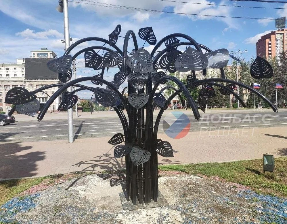 В сквере у драмтеатра Донецка «выросло» ещё одно железное «дерево»

Донецк вновь подтверждает звание
