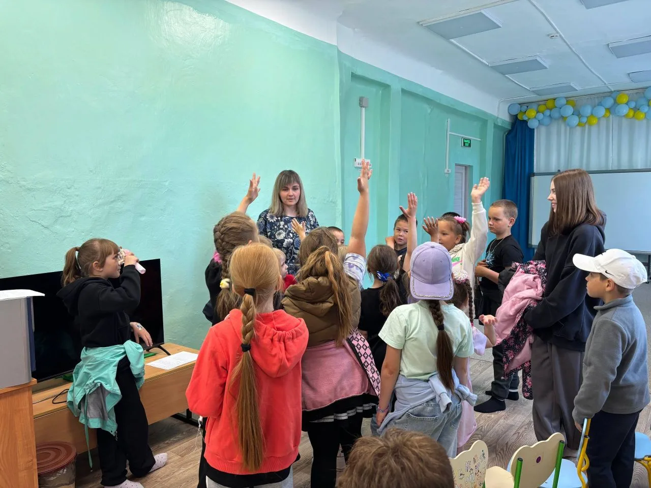 🌟 Школьники заглянули в мир детства!

«Ивушка» принимала гостей — ребят из пришкольного лагеря МБОУ