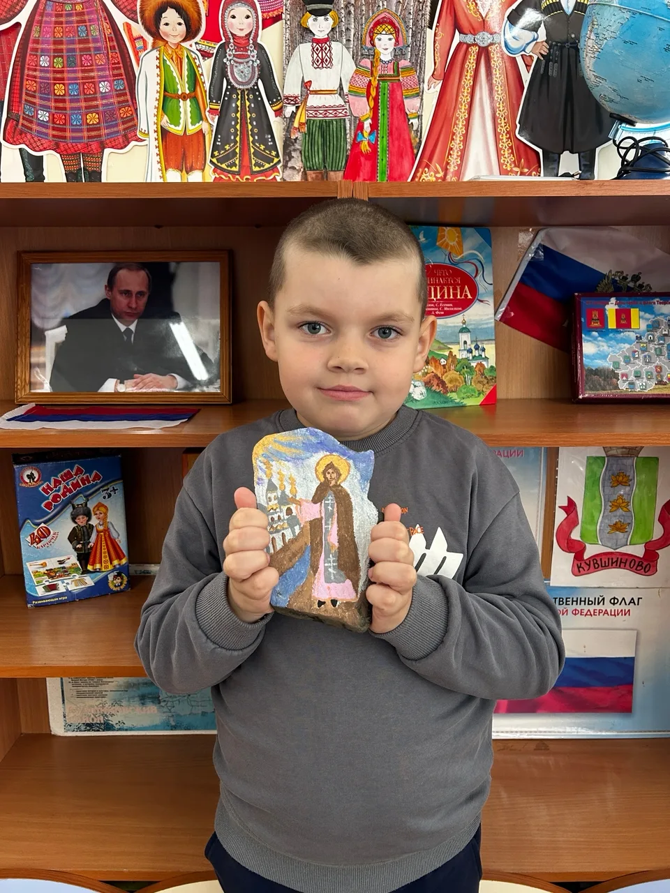 Каравашкин Тимофей, воспитанник подготовительной группы МДОУ детский сад №5, принимает ...