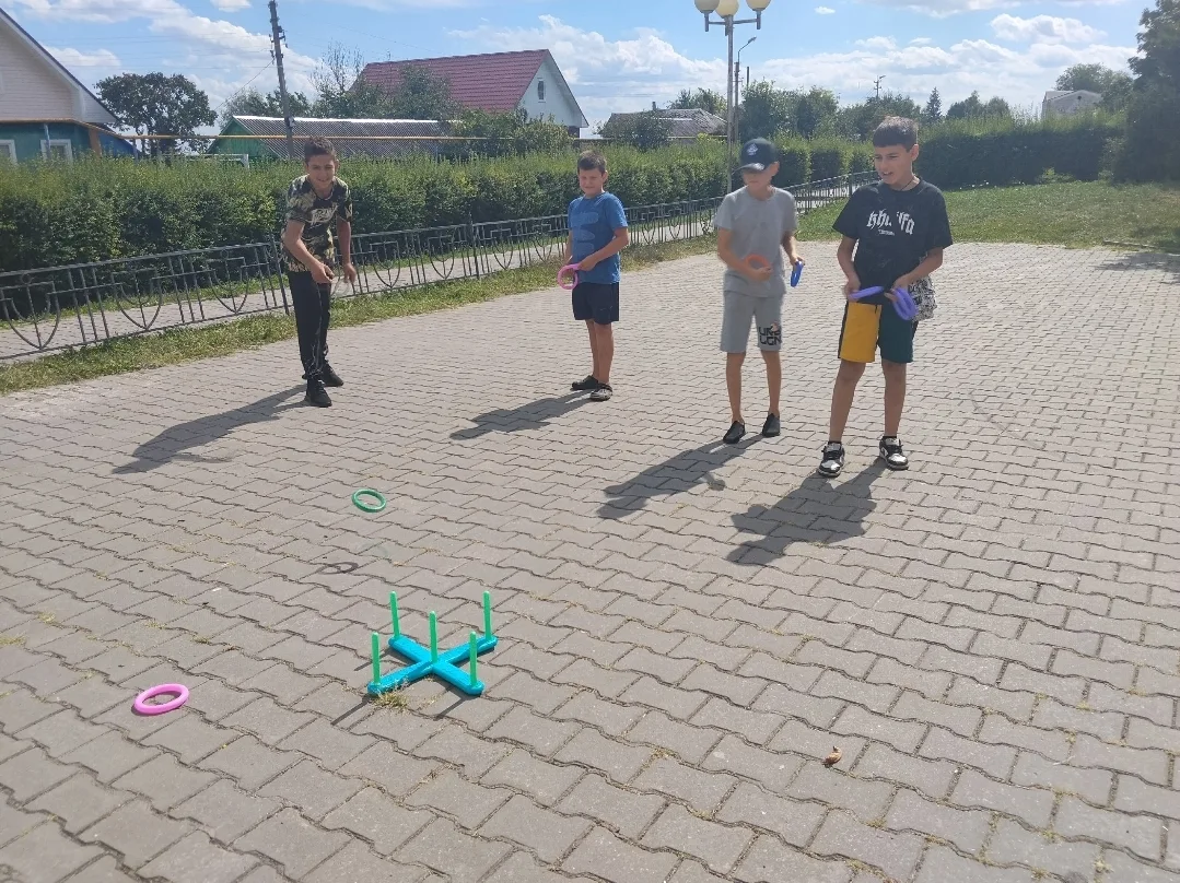 БОДРЫЙ ДВИЖ                         Ловим лето за хвост! Игровая программа на нашей лет...