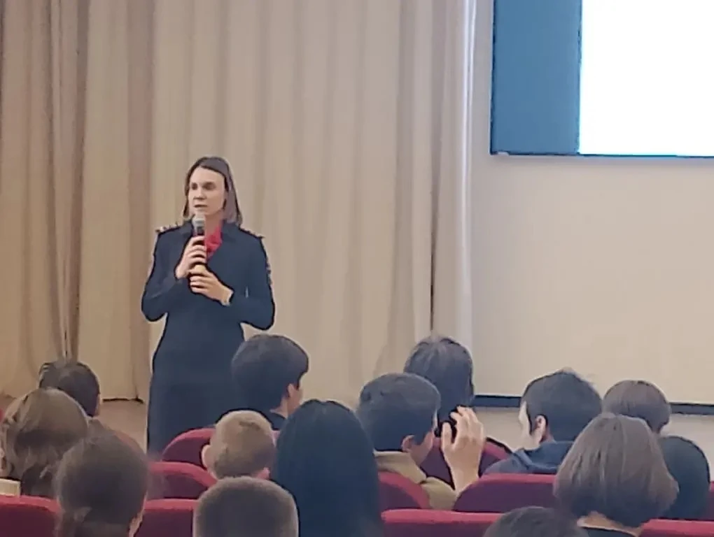 💭1  апреля в школе с состоялась встреча с инспектором отдела ГИБДД, который провел профилактическую 