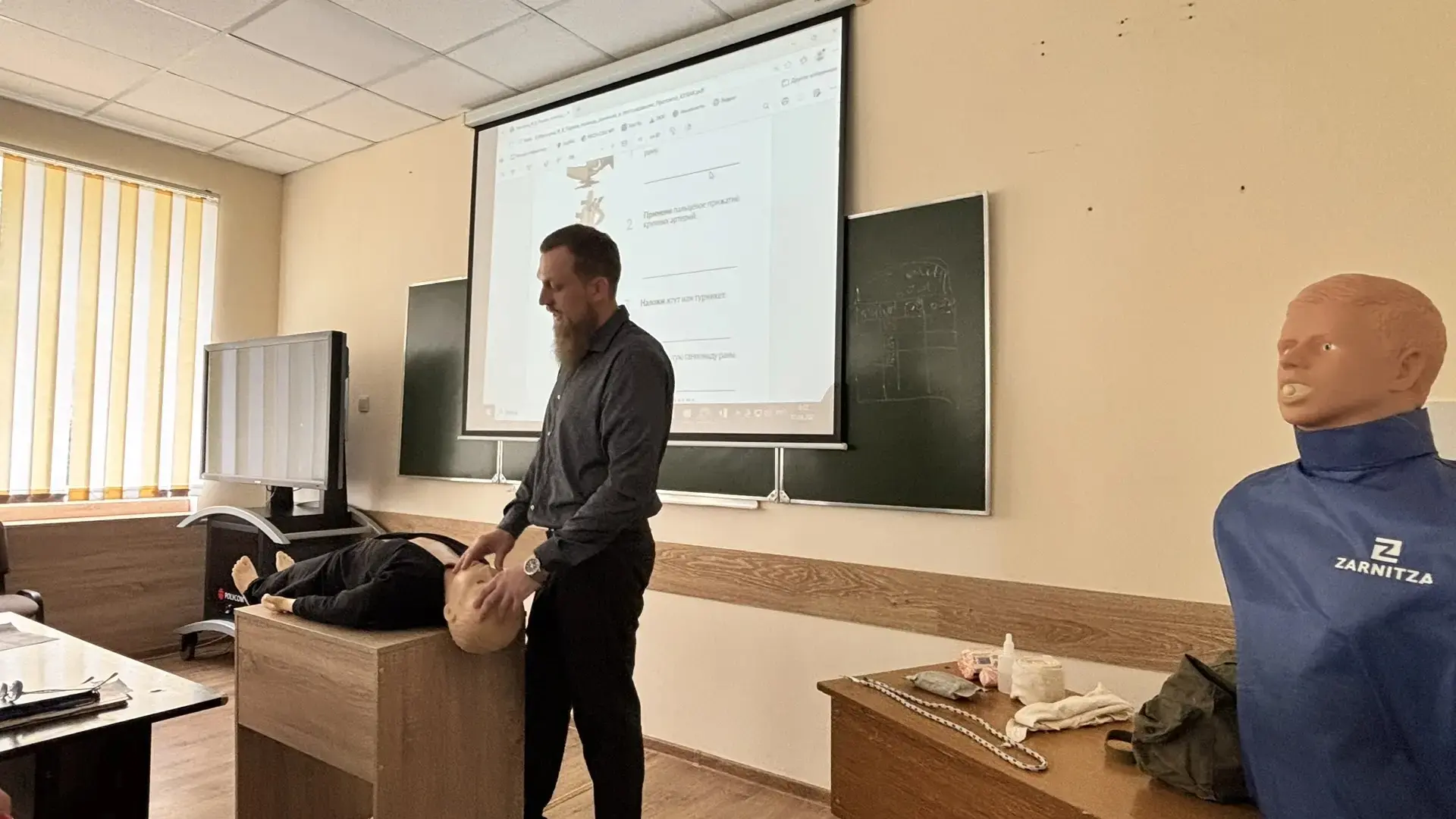 Безопасность — на первом месте: педагоги школы прошли обучение по действиям в чрезвычайных ситуациях