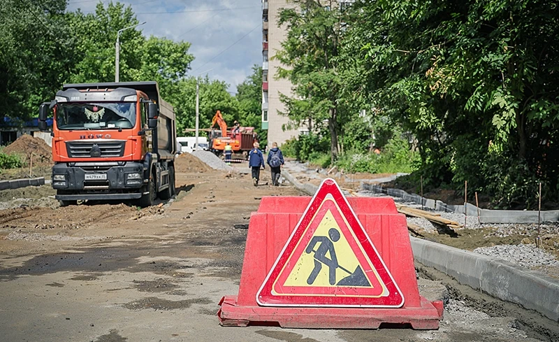 500 кв. м в плитке, парковка и почти километр проезжей части.