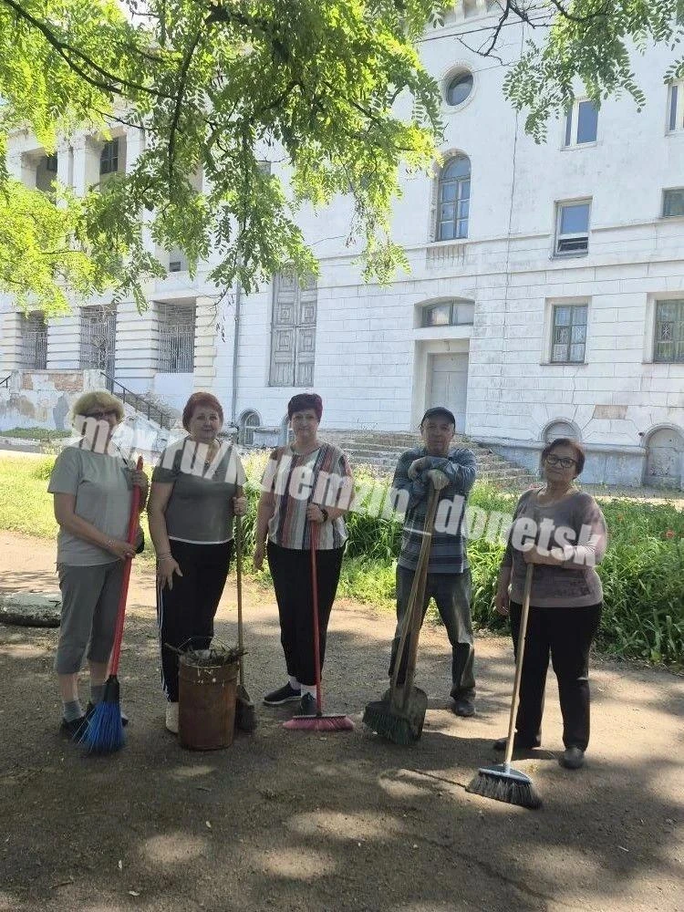 🌳 Сотрудники учреждений культуры и образования приняли участие в акции "Чистый четверг".

#ЕдинаяРо
