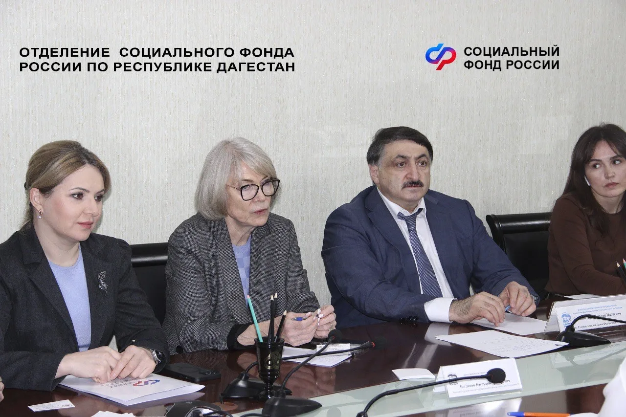 Руководитель Отделения Социального фонда по Дагестану Алжанат Загидова встретилась с вдовами, матеря
