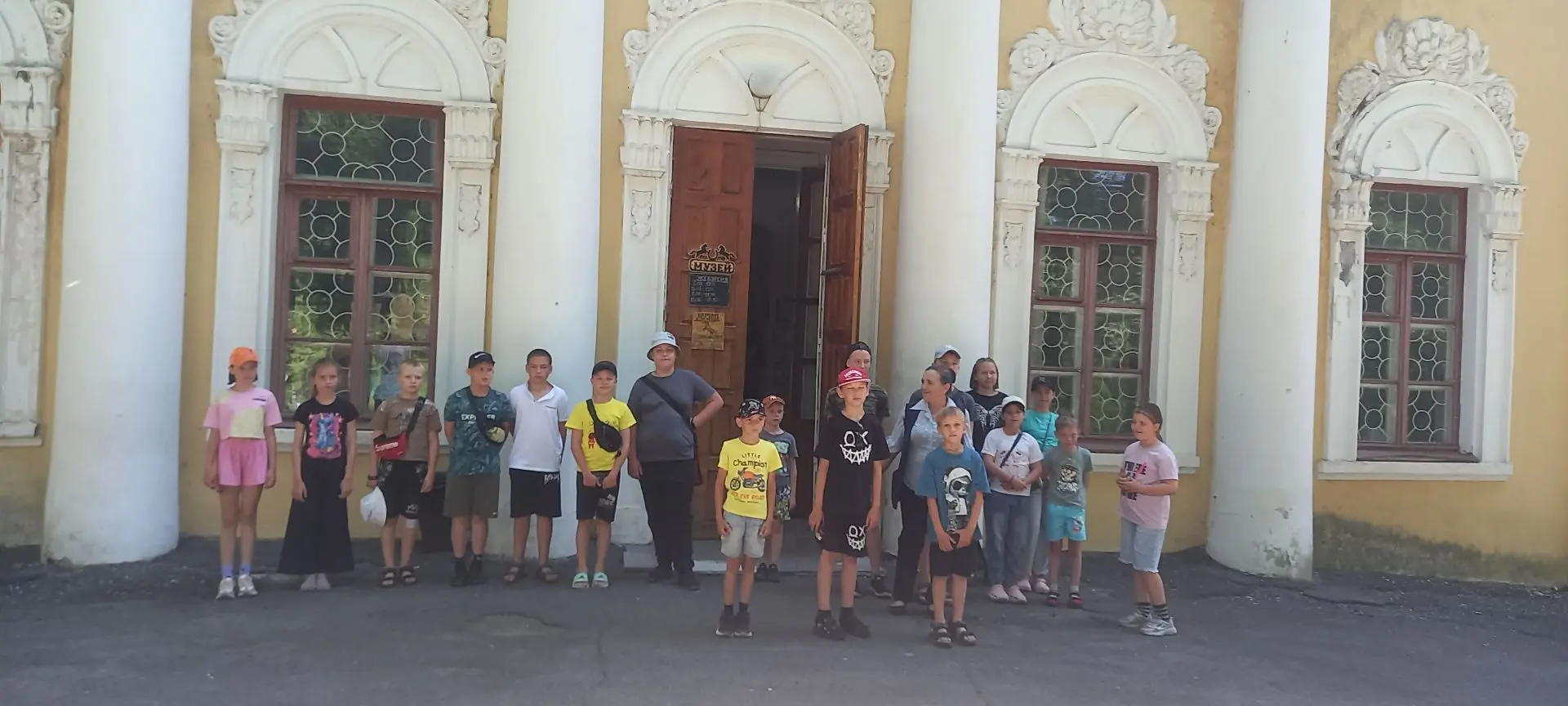 10 июня воспитанники лагеря "Родничок" совершили экскурсию в Хреновской конный завод. Эта экскурсия 