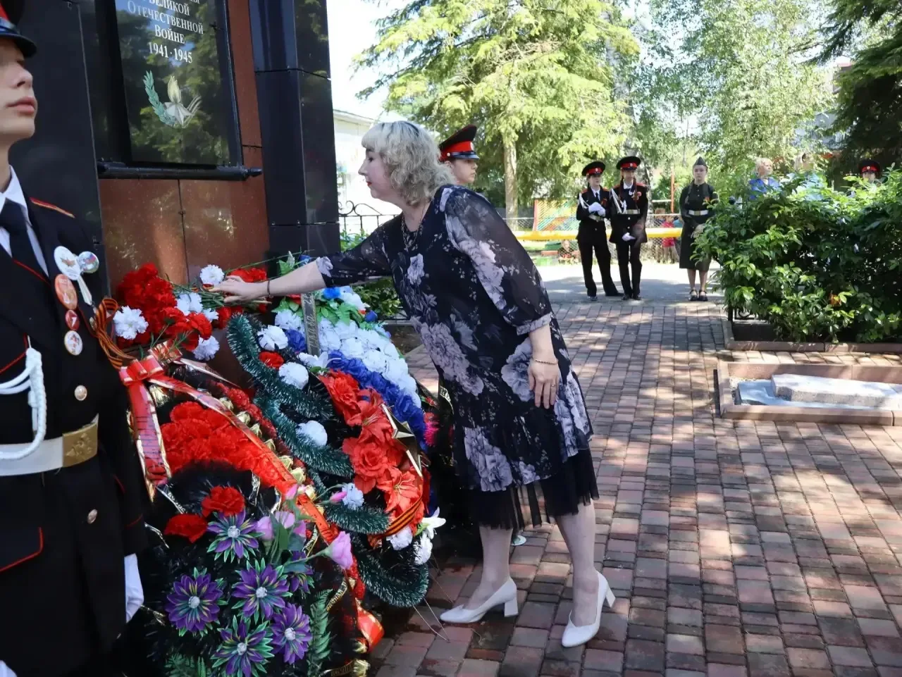 Сегодня Хадыженск замер в торжественном и скорбном молчании. У мемориала «Вечный огонь» прошла церем